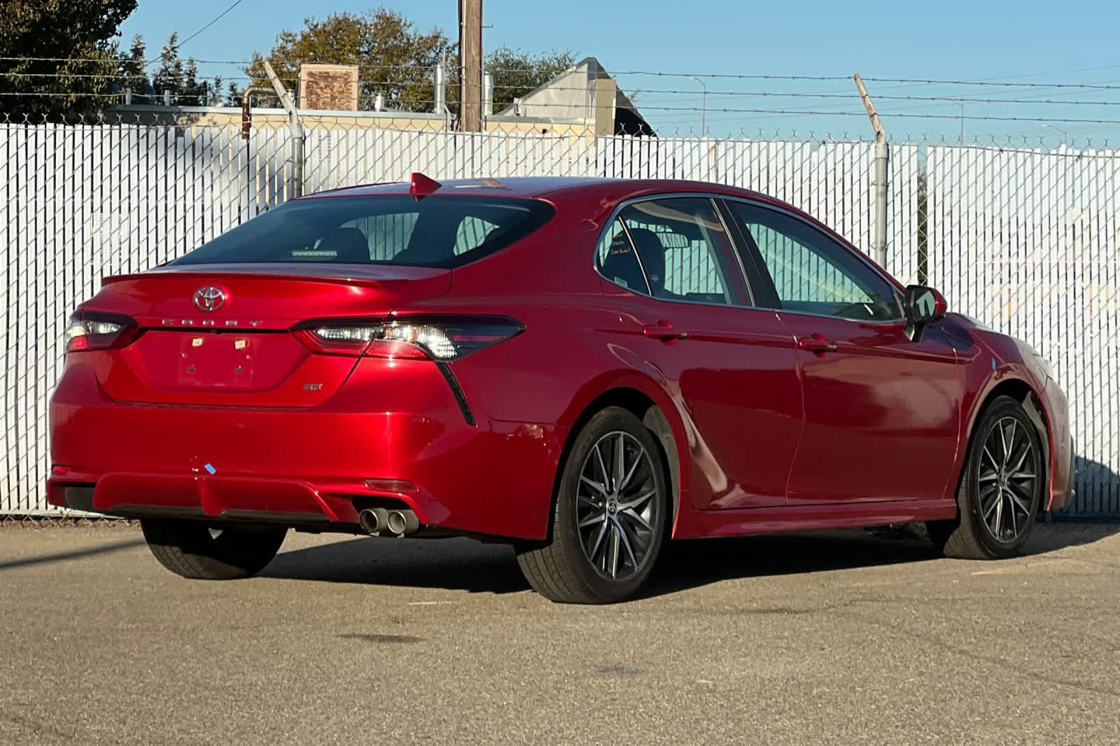 Used 2021 Toyota Camry SE FWD image 3