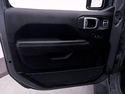 Used 2019 Jeep Wrangler Unlimited Sahara AWD/4WD image 17