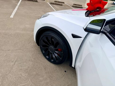 Used 2022 Tesla Model Y Performance AWD/4WD image 26
