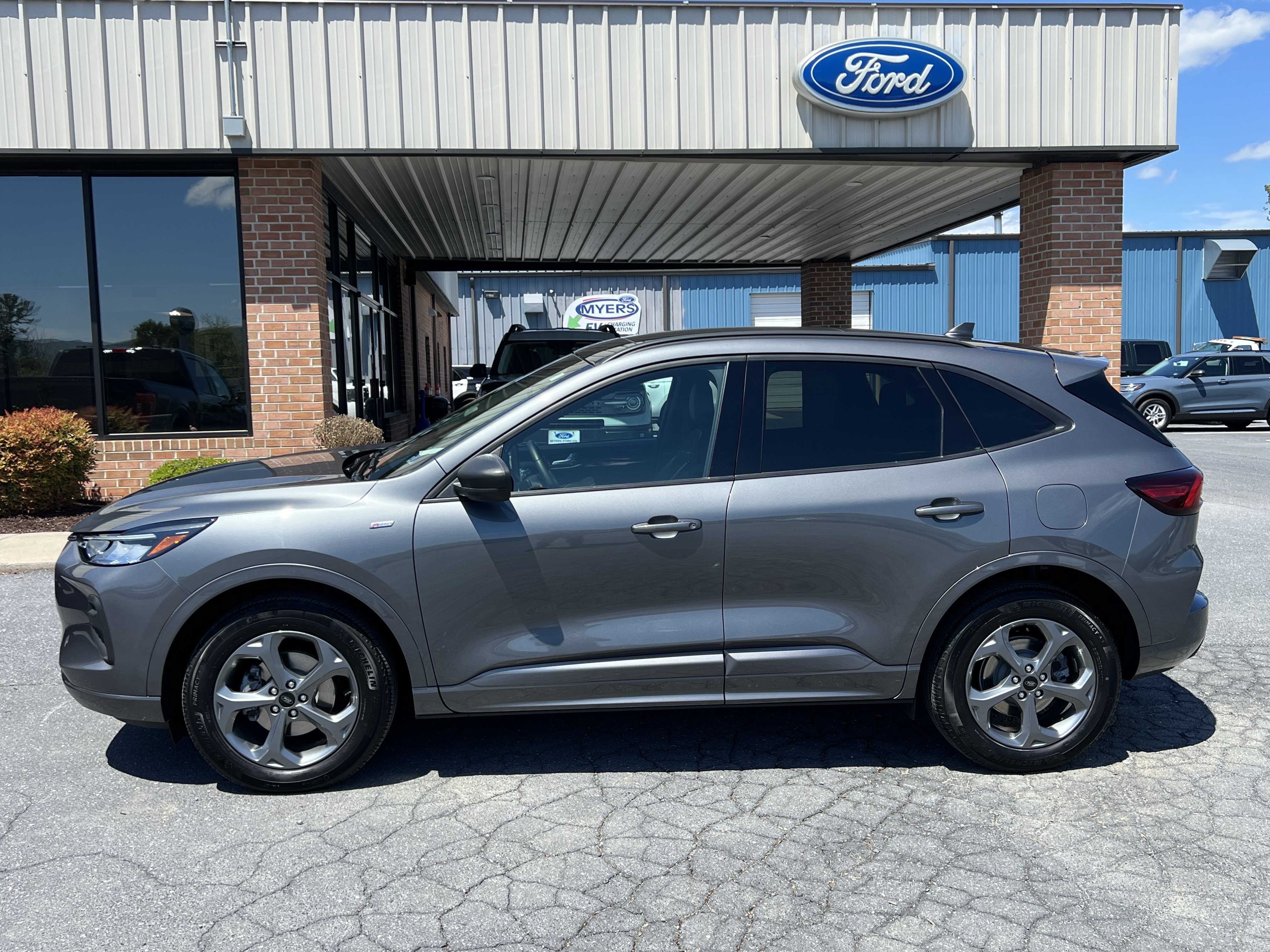 Used 2024 Ford Escape ST-Line w/ Tech Pack #1 AWD/4WD image 1