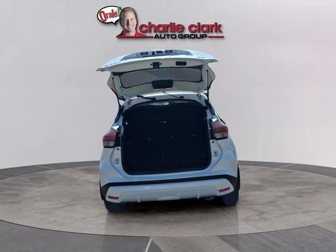 Used 2023 Nissan Kicks SR w/ SR Premium Package FWD image 5