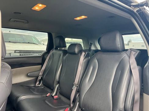 Used 2025 Kia Carnival FWD image 9