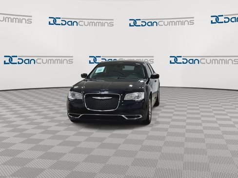 Used 2018 Chrysler 300 Touring L RWD image 4