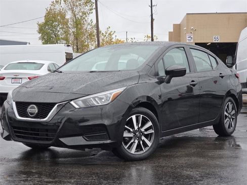 Used 2021 Nissan Versa SV image 2