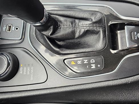 Used 2019 Jeep Cherokee Latitude Plus image 11