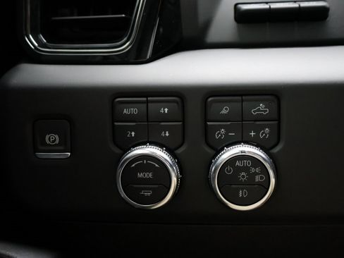 Used 2024 GMC Sierra 1500 AT4 w/ Technology Package image 30