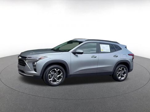 Used 2025 Chevrolet Trax LT w/ LT Convenience Package FWD image 6
