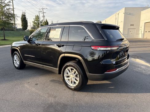 Used 2024 Jeep Grand Cherokee Laredo X w/ Luxury Tech Group I AWD/4WD image 7