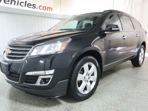Used 2017 Chevrolet Traverse LT w/ Style and Technology Package FWD image 2
