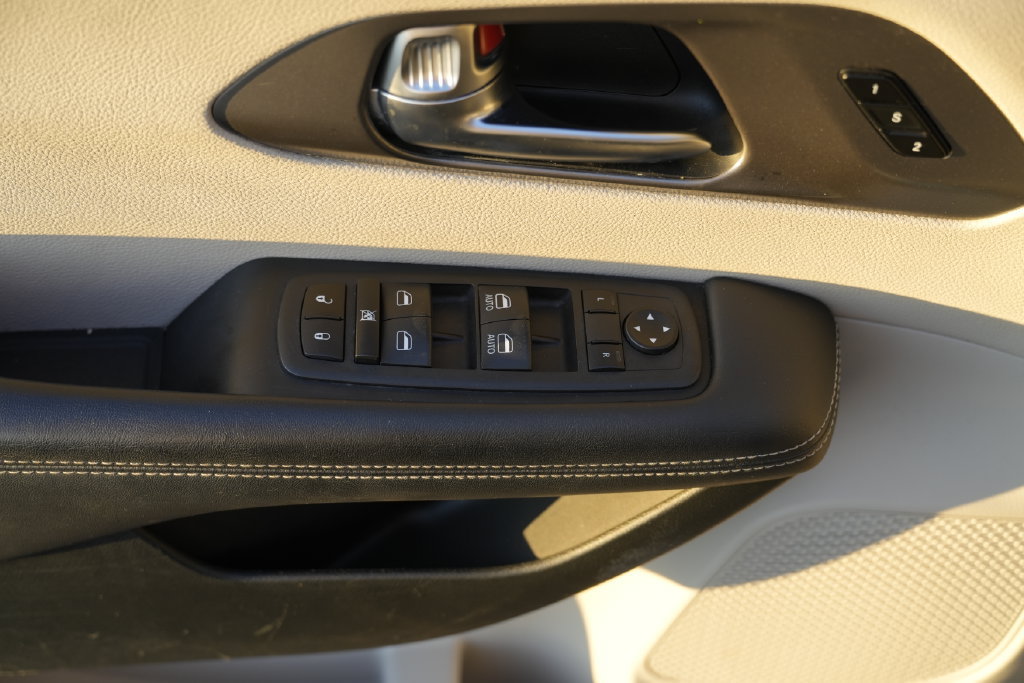 Used 2023 Chrysler Pacifica Touring-L FWD image 21