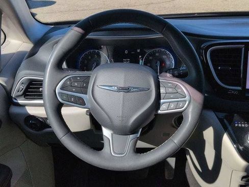 Used 2023 Chrysler Pacifica Touring-L FWD image 18