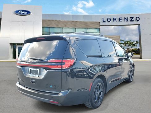 Used 2021 Chrysler Pacifica Limited w/ Uconnect Theater Family Group image 5