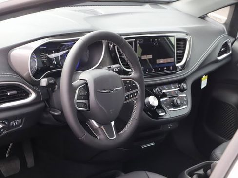 New 2026 Chrysler Pacifica Select image 13