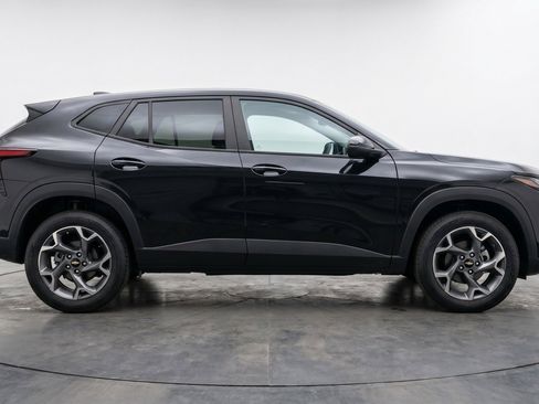 Used 2025 Chevrolet Trax LT w/ LT Convenience Package FWD image 11