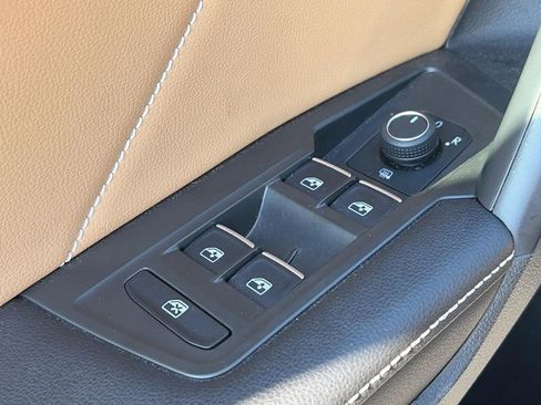 Used 2024 Volkswagen Tiguan SE w/ Panoramic Sunroof Package image 21