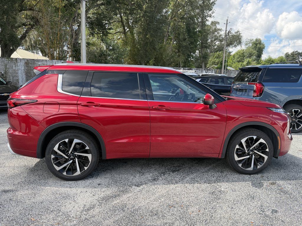 Used 2023 Mitsubishi Outlander SEL FWD image 2