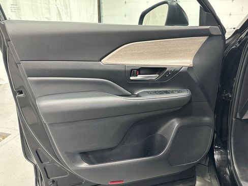 Used 2025 Toyota Grand Highlander AWD image 8