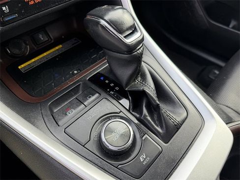 Used 2020 Toyota RAV4 Limited image 19