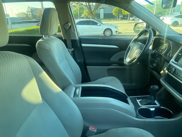 Used 2018 Toyota Highlander LE FWD image 5