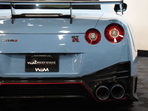 Used 2017 Nissan GT-R NISMO AWD/4WD image 19
