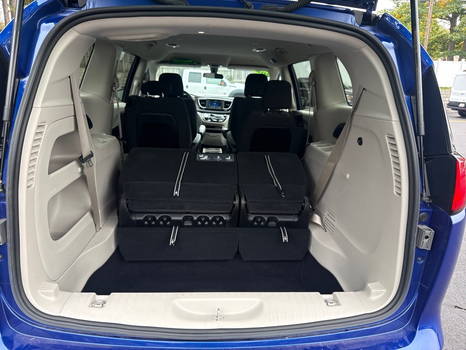 Used 2021 Chrysler Voyager LX FWD image 9