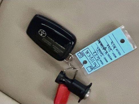 Used 2023 Toyota Highlander XLE AWD/4WD image 36