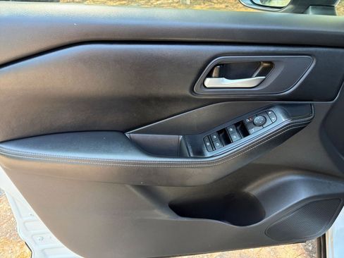 Used 2025 Nissan Rogue SV FWD image 18