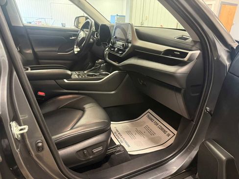 Used 2023 Toyota Highlander XLE image 27