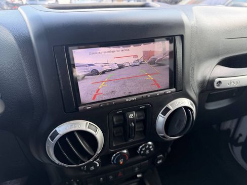 Used 2017 Jeep Wrangler Unlimited Rubicon w/ Connectivity Group AWD/4WD image 19