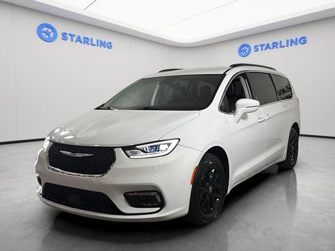 Used 2022 Chrysler Pacifica Touring-L FWD image 2