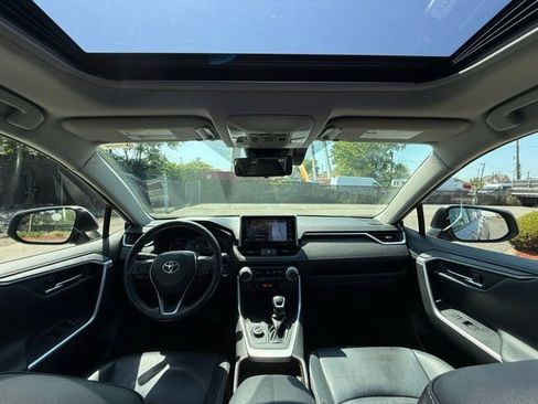 Used 2019 Toyota RAV4 Limited image 32