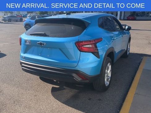 Used 2025 Chevrolet Trax LS w/ LS Convenience Package FWD image 9