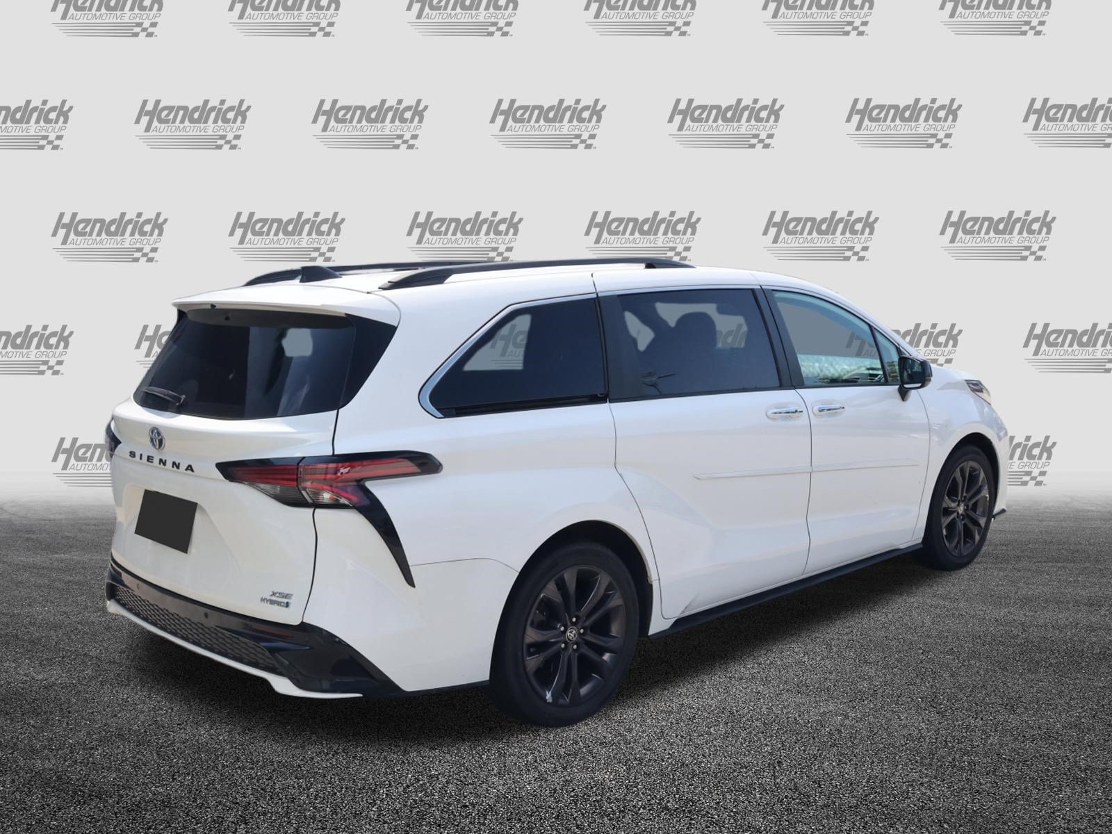 Used 2023 Toyota Sienna XSE w/ XSE Plus Package FWD image 9