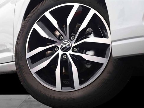 New 2025 Volkswagen Jetta SE image 3