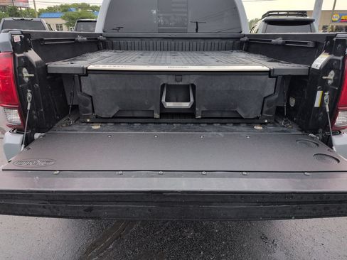Used 2018 Toyota Tacoma TRD Sport AWD/4WD image 23