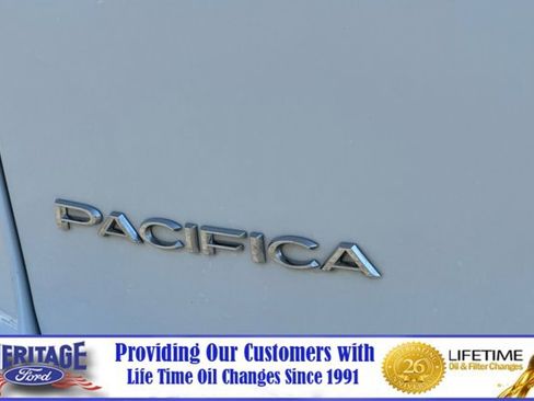 Used 2023 Chrysler Pacifica Touring-L image 28