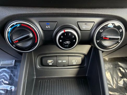 Used 2025 Hyundai Venue SE image 35