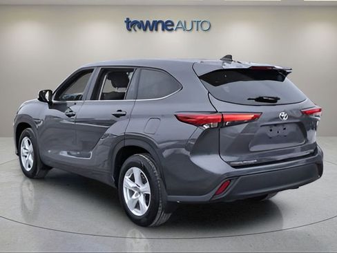 Used 2023 Toyota Highlander LE AWD/4WD image 4