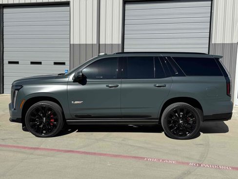 Used 2025 Cadillac Escalade V w/ LPO, ONYX Package image 36