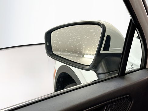 Used 2023 Volkswagen Tiguan SE w/ Panoramic Sunroof Package image 16