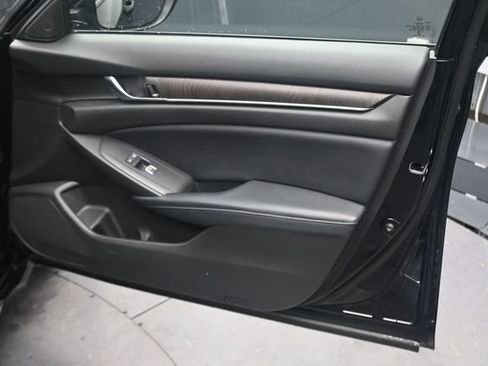 Used 2018 Honda Accord EX image 19