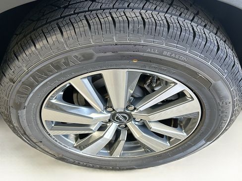Used 2025 Nissan Pathfinder SL FWD image 11