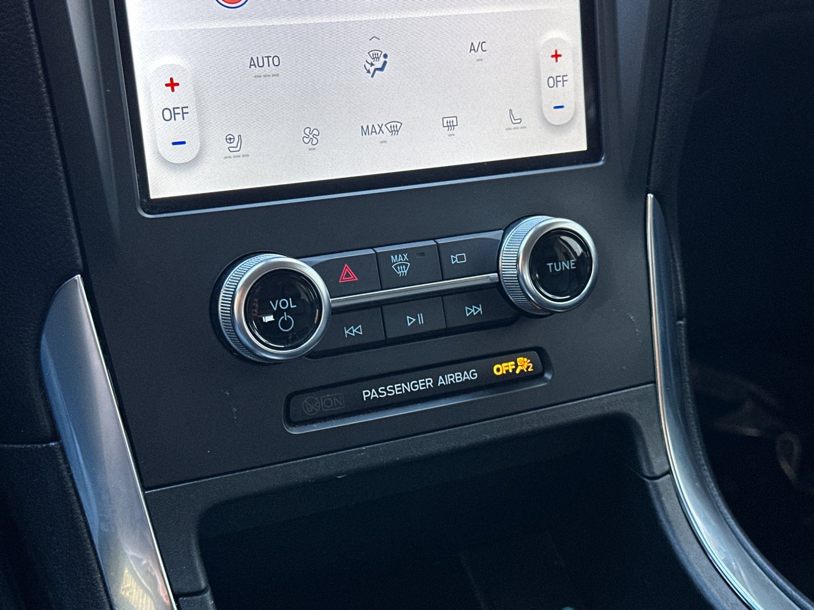 Used 2024 Ford Edge Titanium AWD/4WD image 18
