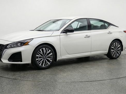 Used 2025 Nissan Altima 2.5 SV image 3