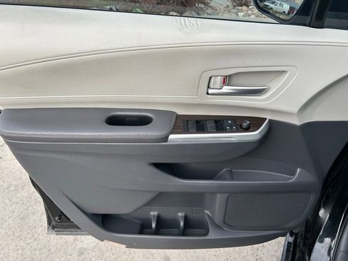Used 2022 Toyota Sienna XLE image 10