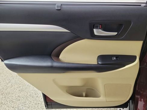 Used 2019 Toyota Highlander XLE FWD image 14