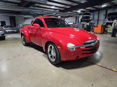 Used 2004 Chevrolet SSR w/ Preferred Equipment Group image 7
