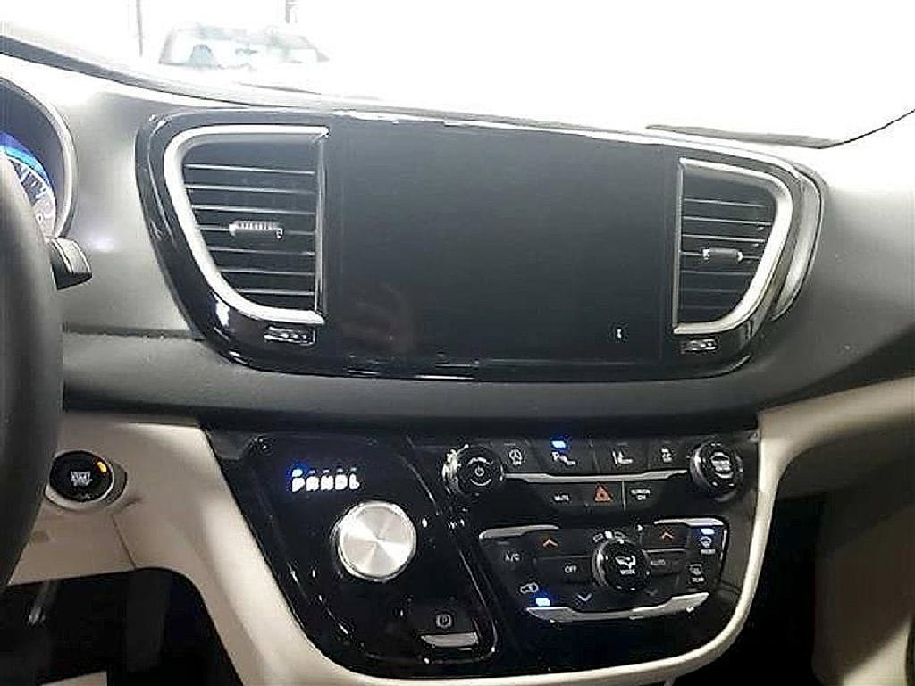 Used 2023 Chrysler Pacifica Touring-L FWD image 5