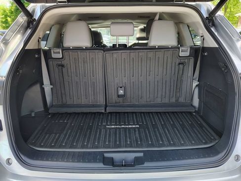 Used 2022 Toyota Highlander XLE AWD/4WD image 17