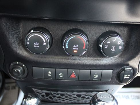 Used 2015 Jeep Wrangler Unlimited Sahara w/ Connectivity Group AWD/4WD image 36